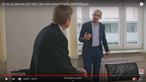 Professor Seidler und Professor Altinsoy sind zu sehen bei einem Ausschnitt aus einem Fernsehbeitrag