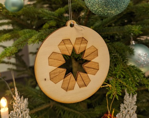 Das Bild zeigt einen Teil des Baumschmucks in Großaufnahme.