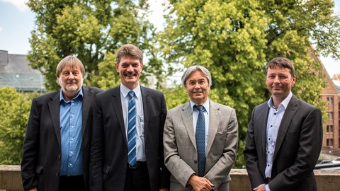 Der Beitrat des Boysen-TU Dresden-Graduiertenkollengs. v.l.n.r.: Prof. Rödel (Prorektor Forschung), Prof. Fasoulas (Vorsitzender der Friedrich und Elisabeth Boysen – Stiftung), Prof. Müller-Steinhagen (Rektor der TU Dresden) und Michael Fischer (Leiter der Entwicklungsabteilung der Firma Boysen und Vorstand der Stiftung)