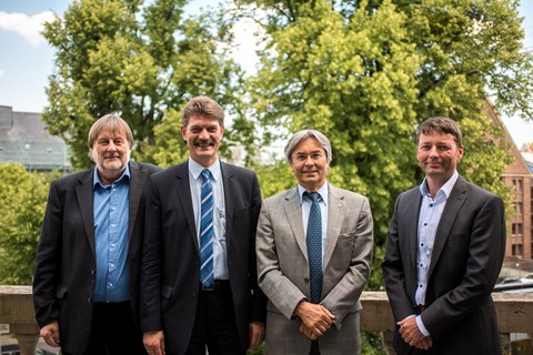 Der Beitrat des Boysen-TU Dresden-Graduiertenkollengs. v.l.n.r.: Prof. Rödel (Prorektor Forschung), Prof. Fasoulas (Vorsitzender der Friedrich und Elisabeth Boysen – Stiftung), Prof. Müller-Steinhagen (Rektor der TU Dresden) und Michael Fischer (Leiter der Entwicklungsabteilung der Firma Boysen und Vorstand der Stiftung)