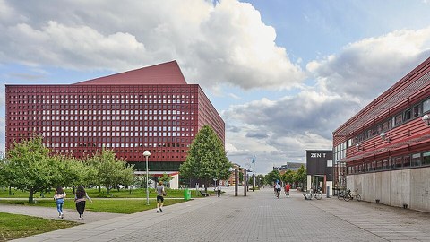 Campus der Universität Linköping mit dem sogenannten Studenthuset (Links) inklusive Bibliothek. Im Gebäude rechts sitzt die Informatik.