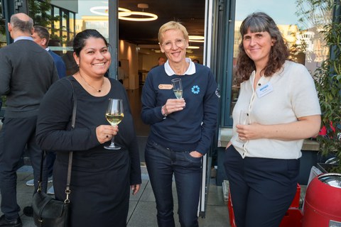 Ein Gruppenbild von Professorin Samanti Sijkstra-Silva, Geschäftsführerin Doktor Anna Martius und Assistentin Elisa Werler