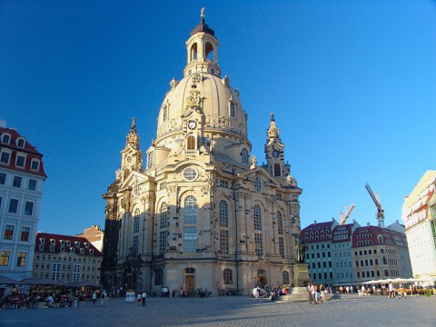 Ansicht der Frauenkirche von vorn bei Sonnenschein.