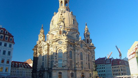 Ansicht der Frauenkirche von vorn bei Sonnenschein.