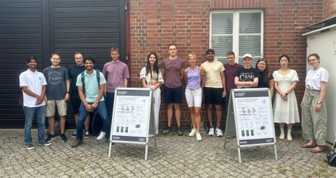 Die Kollegiatinnen und Kollegiaten des Graduiertenkollegs vor dem Jante-Bau