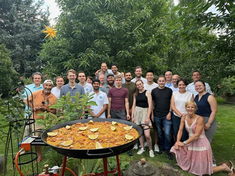 Gruppenbild mit Paella