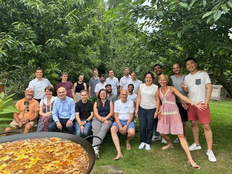 Gruppenbild mit Paella