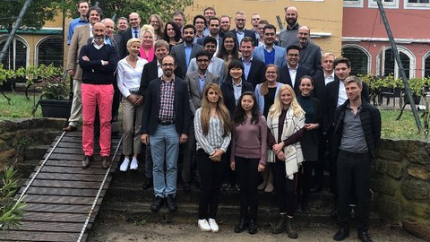 Gruppenbild der Doktorandinnen und Doktoranden, Sprecher und der Geschäftsführerin des Graduiertenkollegs