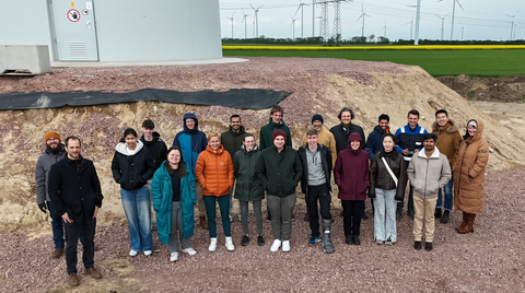 Das Graduiertenkolleg am Fuße eines der modernsten Windräder zur Herstellung von grünem Wasserstoff