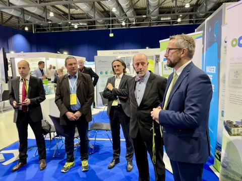 Der sächsische Wirtschaftsminister Martin Dulig ganz rechtsauf der ersten Wasserstoffmesse in Dresden