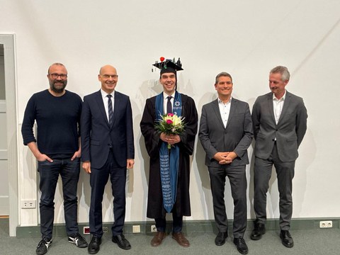 Lauritz Bühler (Mitte) mit der Promotionskommission: (v. l. n. r.) Prof. Sassen, Prof. Buscher, Prof. Möst und Prof. Kemnitz.
