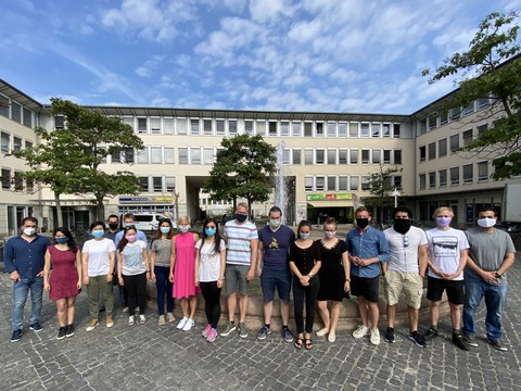 Gruppenfoto vor dem Falkenbrunnen