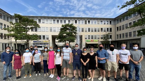 Gruppenfoto vor dem Falkenbrunnen