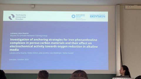 Kollegiatin Lairana Lima Duarte hält ihre Präsentation.