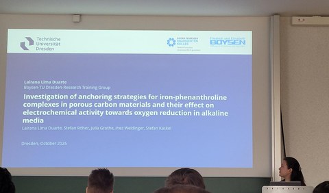 Kollegiatin Lairana Lima Duarte hält ihre Präsentation.