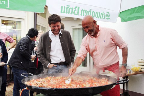 Prof. Hurtado (r.) und Michael Fischer an der Paella-Pfanne