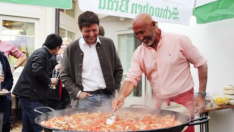 Prof. Hurtado (r.) und Michael Fischer an der Paella-Pfanne