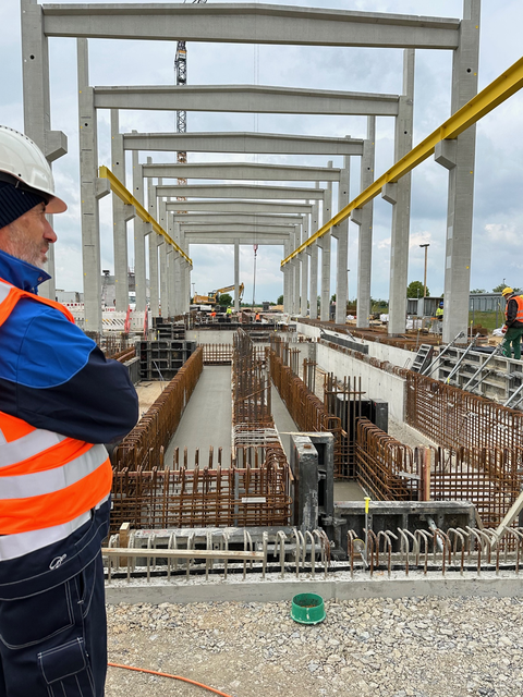 Professor Hurtado auf der Baustelle des Energieparks Bad Lauchstädt