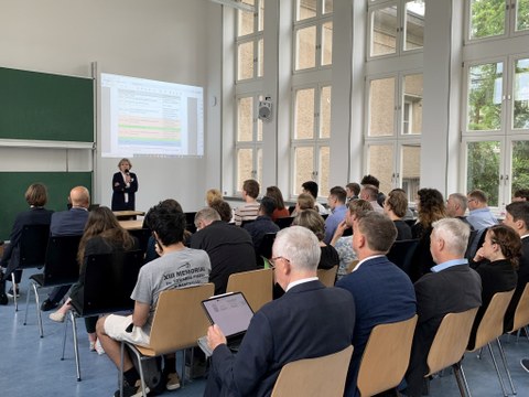 Professorin Rösen Wolff bei der Begrüung zum Workshop Energie und Nachhaltigkeit an der Technischen Universität Dresden