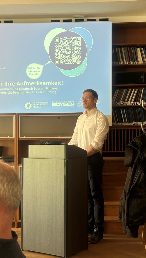 Konstantin Schmidt stellt sich den Fragen der Zuhörerschaft.