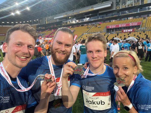 Max Vater Stefan Heidinger Jakub Dostal und Anna Martius nach dem Lauf im Stadion