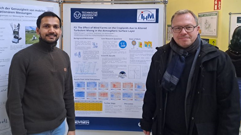 Kollegiat Sampath Weerappulli und Professor Mauder vor dem Posterbeitrag des Kollegiaten