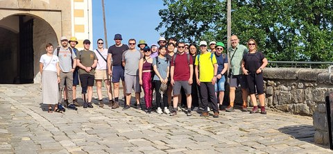 Die Seminarteilnehmerinnern und Teilnehmer stehen vor der Burg Hohnstein.