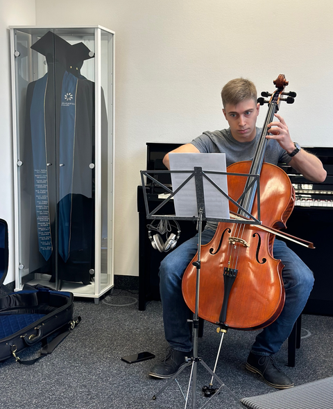 Kollegiat Stefan Röher unterstreicht den Abend mit einem Stück auf dem Cello