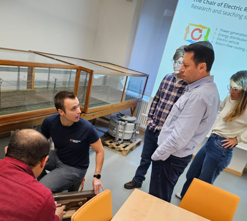 Tobias Bregulla zeigt den Besuchern die Professur für Elektrische Bahnan.