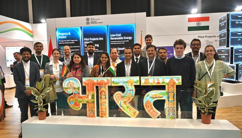 Eine Gruppe von Menschen in Businesskleidung stehen in einem Pavillon.