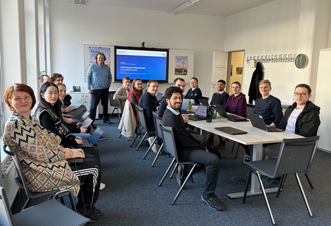 Kollegiatinnen und Kollegiaten mit Prof. Hagen im Besprechungsraum des Graduiertenkollegs