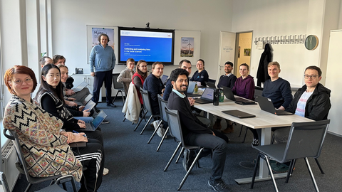 Kollegiatinnen und Kollegiaten mit Prof. Hagen im Besprechungsraum des Graduiertenkollegs