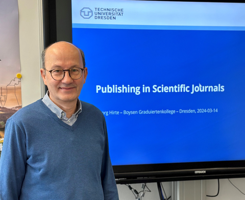 Professor Hirte leitet den Workshop zu Publikationen in wissenschaftlichen Journals