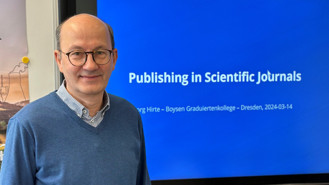 Professor Hirte leitet den Workshop zu Publikationen in wissenschaftlichen Journals