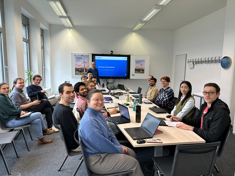 Kollegiatinnen und Kollegiaten beim Workshop mit Professor Hirte