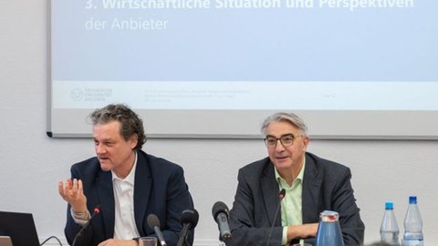 Professor Hagen bei der Vorstellung er Studie zur lokalen Vielfalt