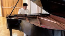 Kollegiat Zizhe Wang erfreut mit seinem musikalischen Talent am Flügel im Dülfersaal