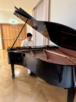 Kollegiat Zizhe Wang erfreut mit seinem musikalischen Talent am Flügel im Dülfersaal
