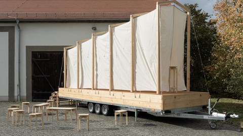 Kapelle aus Holz und BBaumwollstoff auf Rädern.