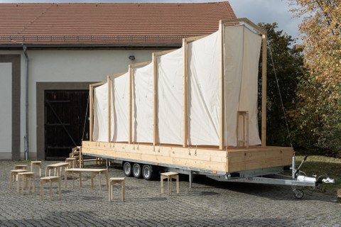 Kapelle aus Holz und BBaumwollstoff auf Rädern.