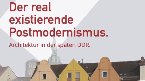 Banner: Gastvortrag. Kirsten Angermann: "Der Real Existierende Postmodernismus, Architektur in der Späten DDR" Im Hintergrund ist eine reihe bunter Plattenbauten in postmodern-historisierender Erscheinung zu sehen.