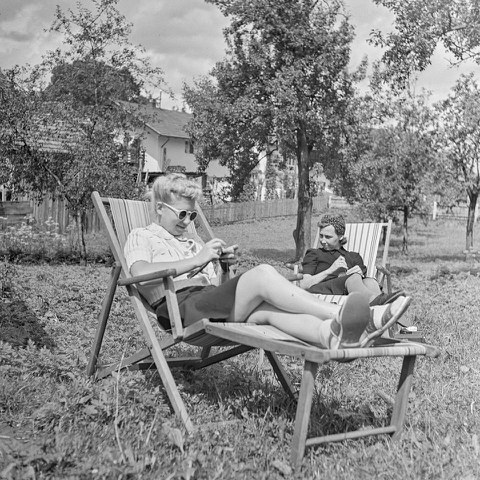 Frauen sitzen im Obstgarten df_ktgrf_0008035 .jpeg
