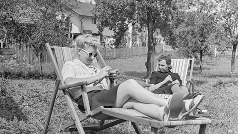Frauen sitzen im Obstgarten df_ktgrf_0008035 .jpeg