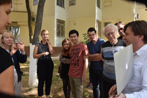 Zweiter "Heritage Walk“ in Taschkent: Gemeinsam mit dem Entwurfsverfasser Prof. Andrey Kosinskiy wurden die von 1974-78 geplanten Bauten entlang der Babur-Strasse inklusive zwei Wohnungen besichtigt.