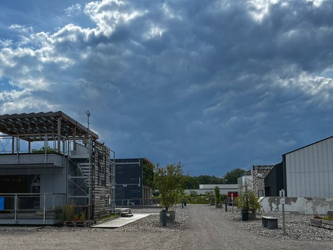 Blick in die Erschließung den mittleren Weg des Living Lab NRW mit den Testbauten/Wettbewerbsbeiträgen unterschiedlicher Länder