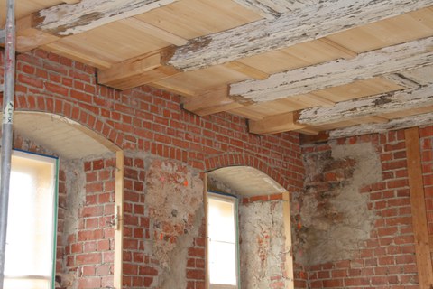 Holzbalken im historischen Mauerwerk