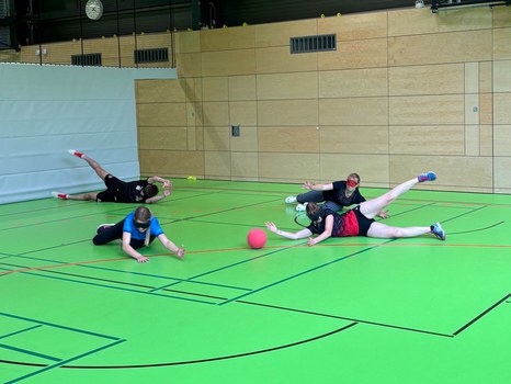 Goalball in der Sporthalle