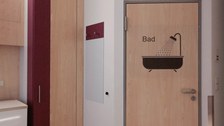 Bild eines demenzfreundlichen Patientenzimmers, Badtür