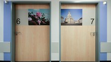 Bild zweier Patientenzimmertüren mit Bildern um Orientierung zu erleichtern