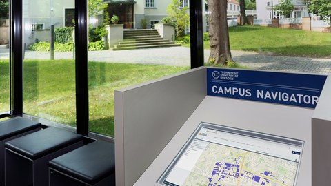 Ein PC-Terminal mit dem Campus Navigator im Informationsgebäude der TU Dresden.